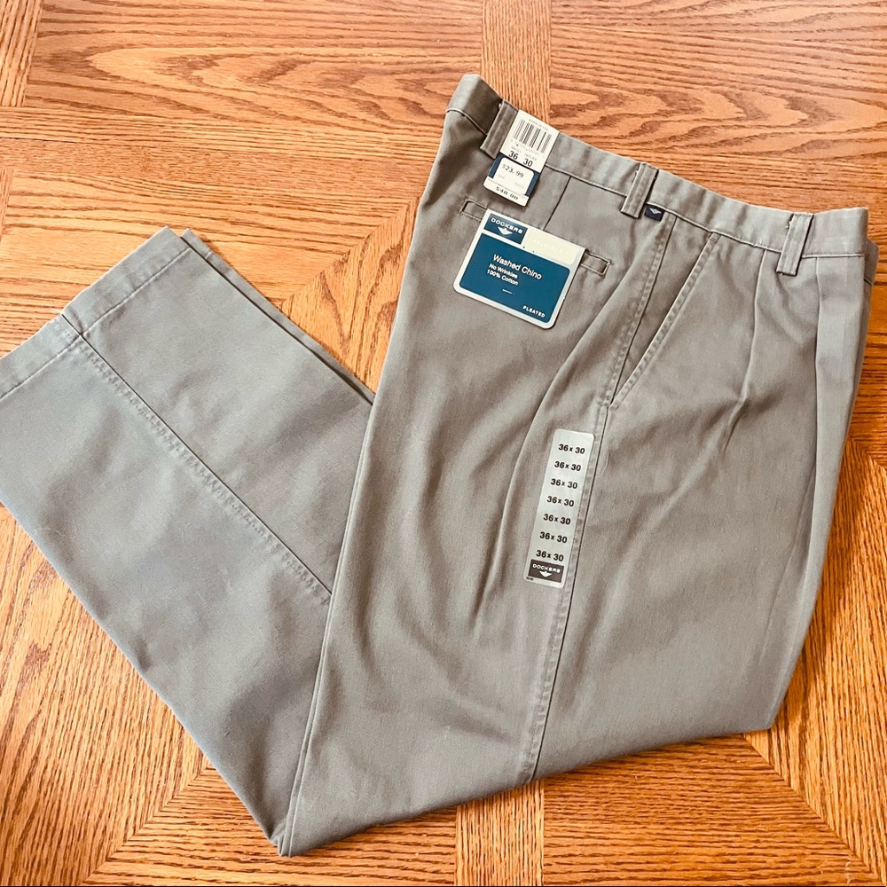 Dockers Relaxed Fit - Pleated Pants